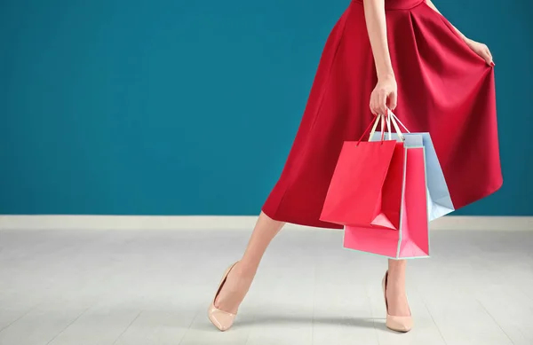 Mujer Joven Con Bolsas Compras Contra Pared Color — Foto de Stock