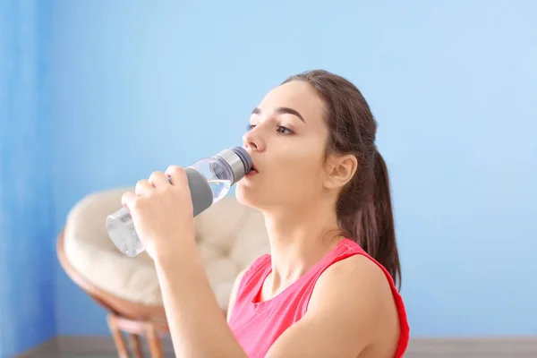 Mulher Bonita Bebendo Água Depois Fazer Exercícios Fitness Casa — Fotografia de Stock