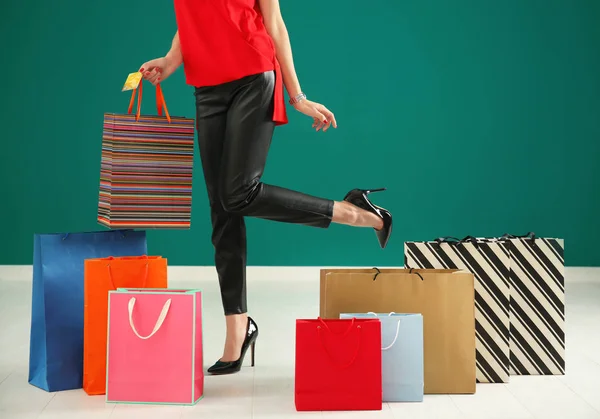 Mujer Joven Con Bolsas Compras Tarjeta Crédito Contra Pared Color — Foto de Stock