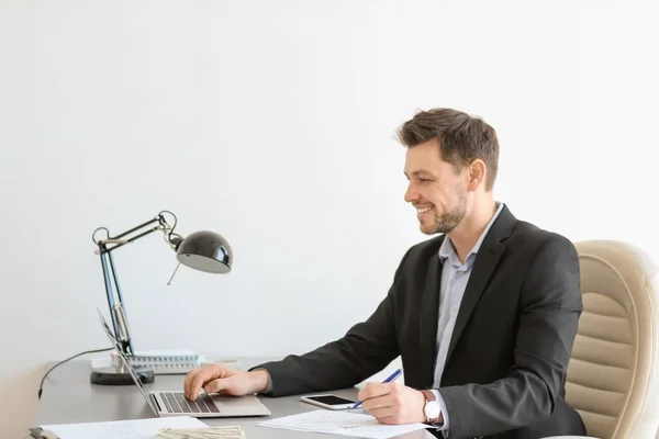 Stilig affärsman med laptop som arbetar på kontor — Stockfoto