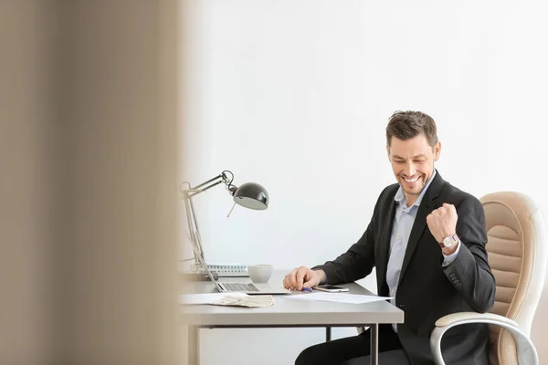 Heureux homme d'affaires à table au bureau — Photo