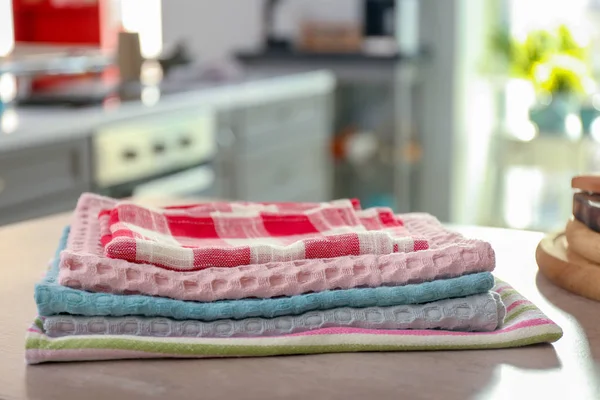 Toallas de cocina limpias en la mesa — Foto de Stock