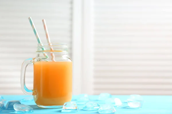 Frasco de maçom com suco de laranja fresco na mesa — Fotografia de Stock