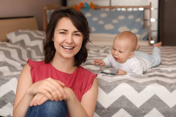Ibu muda dengan bayi di rumah — Stok Foto