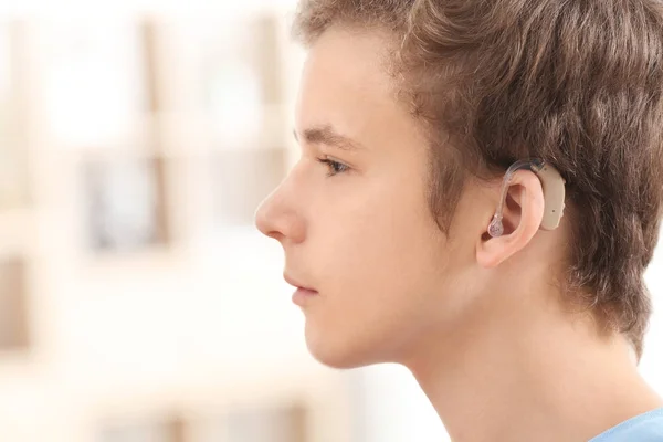 Adolescente con audífono en el interior — Foto de Stock