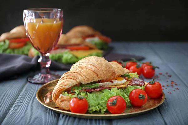Teller Mit Leckerem Croissant Sandwich Auf Dem Tisch — Stockfoto