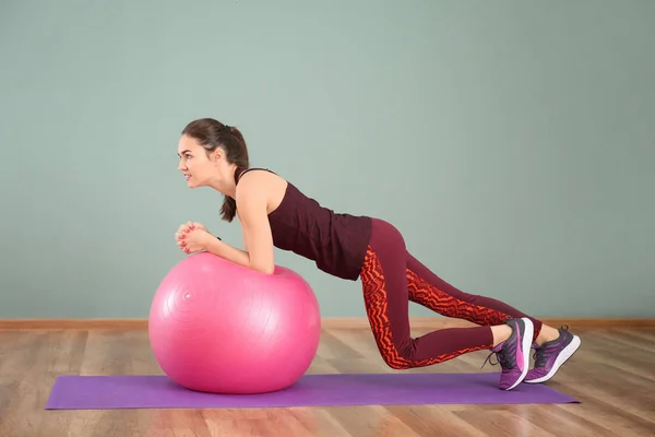 Hermosa Joven Haciendo Ejercicio Fitness Con Pelota Casa —  Fotos de Stock