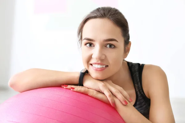 Mooie Sportieve Vrouw Rusten Training Met Fitball Thuis — Stockfoto