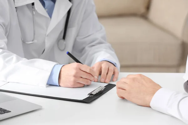 Doctor Consulting Patient Clinic — Stock Photo, Image