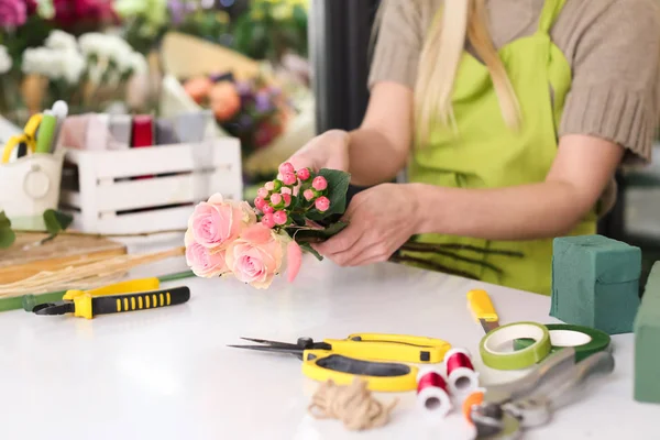 Floristería Femenina Haciendo Hermoso Ramo Tienda Flores — Foto de Stock