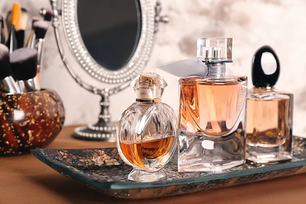 Bandeja con frascos de perfume sobre mesa — Foto de Stock