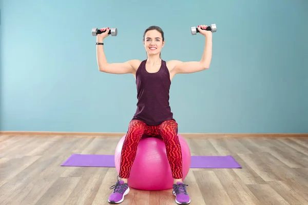 Mooie Jonge Vrouw Doen Fitness Oefening Met Halters Thuis — Stockfoto