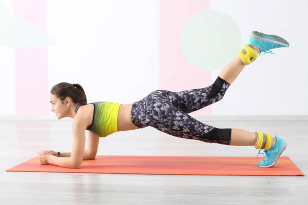 Hermosa Joven Haciendo Ejercicio Fitness Casa —  Fotos de Stock