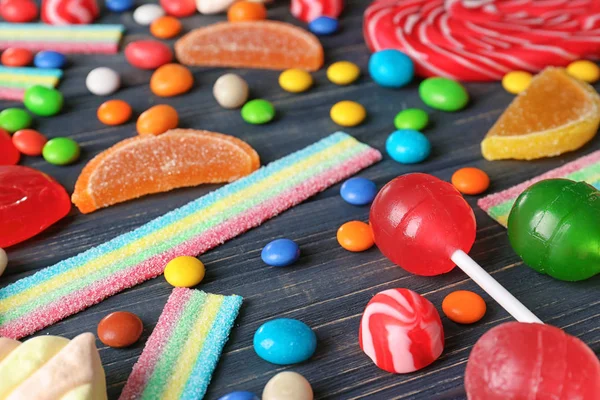 Красочные конфеты на деревянном фоне — стоковое фото