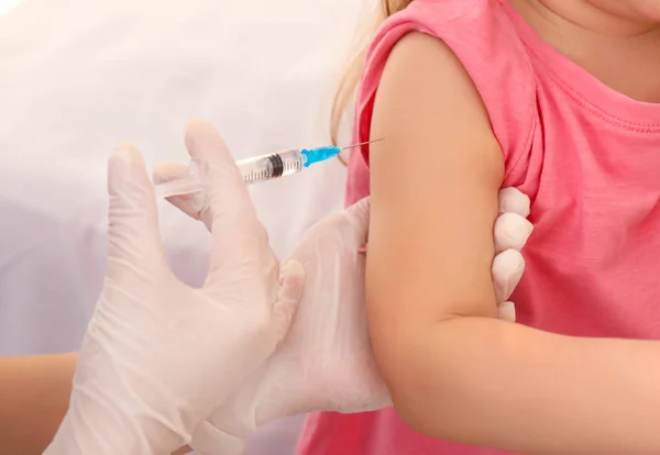 Médico vacunando a un niño pequeño en la clínica —  Fotos de Stock