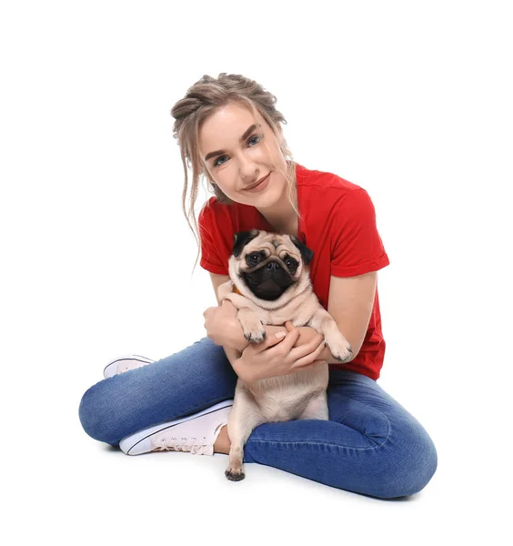 Mujer joven con lindo perro pug sobre fondo blanco. Adopción mascota —  Fotos de Stock