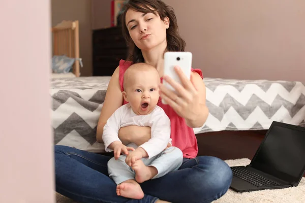 Fiatal anya bevétel selfie ő aranyos baba otthon — Stock Fotó