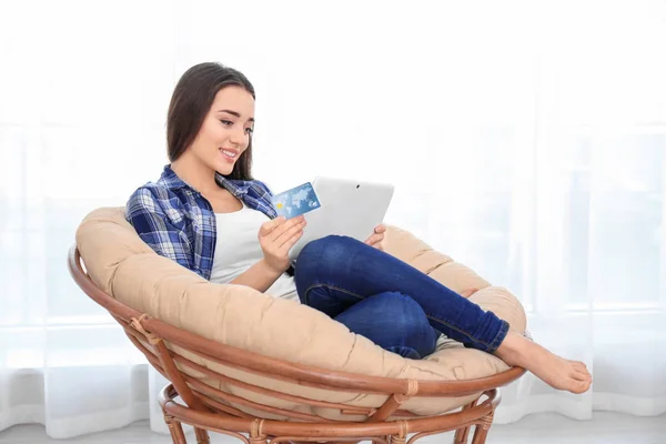 Junge Frau kauft zu Hause online mit Kreditkarte und Tablet ein — Stockfoto