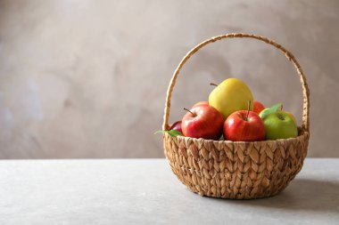 Hasır sepet masada olgun elma