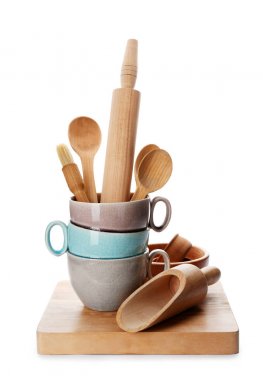 Beyaz arka planda ahşap mutfak aletleri