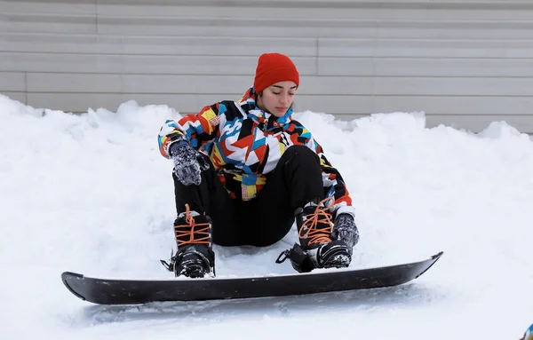 Snowboarder feminino em pista de esqui no resort nevado. Férias inverno — Fotografia de Stock