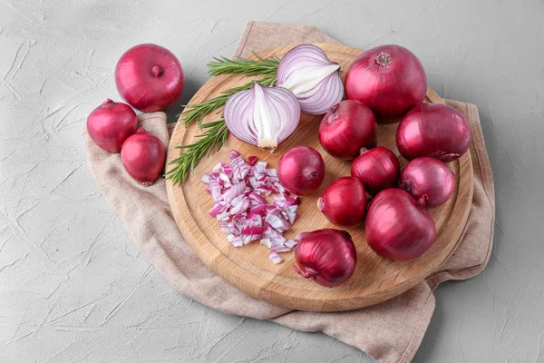 Cebolla roja en rodajas sobre tabla de madera —  Fotos de Stock