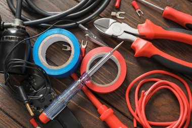 Ahşap arka plan üzerinde farklı elektrik araçları