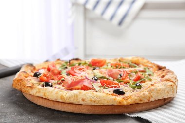 Lezzetli pizza masada. Taze fırın