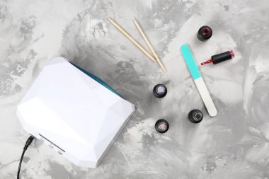 Ultraviyole lamba ve manikür araçları masada