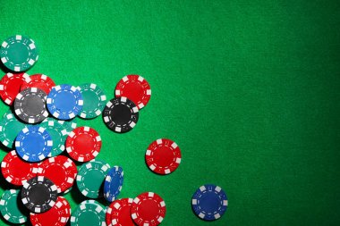 Casino yeşil masada çipleri