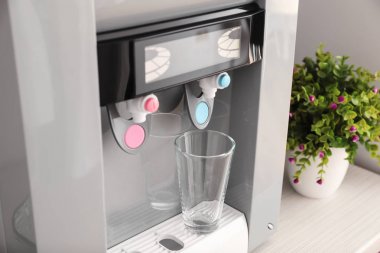 Cam, closeup ile Office su soğutucu