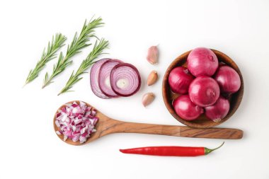 Beyaz zemin üzerine kırmızı soğan ile güzel kompozisyon