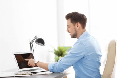 Ofiste çalışan dizüstü bilgisayar ile mali trader. Forex kavramı