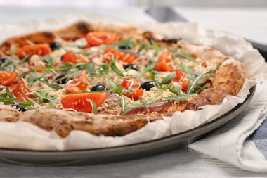 Lezzetli pizza masada. Taze fırın