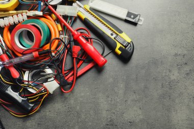 Gri arkaplanda farklı elektrikli araçlar
