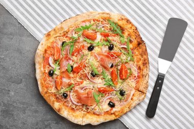 Lezzetli pizza masada. Taze fırın