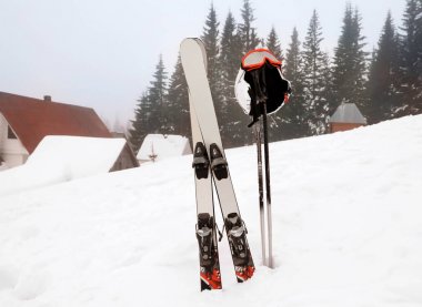 Karlı Resort kayak ekipmanları. Kış tatili