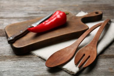 Ahşap mutfak gereçleri ve masada biber