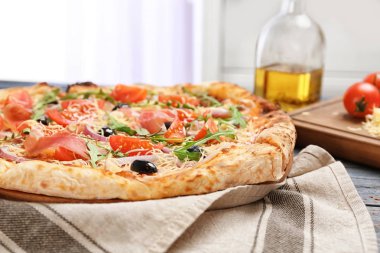 Lezzetli pizza masada. Taze fırın