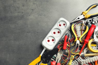 Gri arkaplanda farklı elektrikli araçlar
