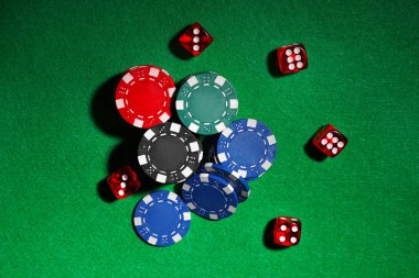 Cips ve dices Casino yeşil masada