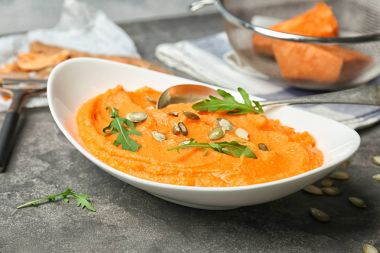 Plaka masada lezzetli tatlı patates püresi ile