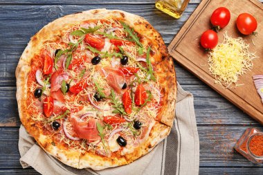 Lezzetli pizza masada. Taze fırın