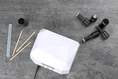 Ultraviyole lamba ve manikür araçları masada