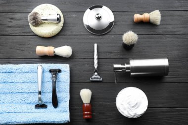 Adam ahşap arka plan üzerinde için tıraş aksesuarlar