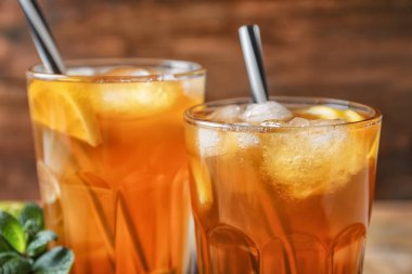 Lezzetli limonata buz içinde gözlük, closeup ile yenileme