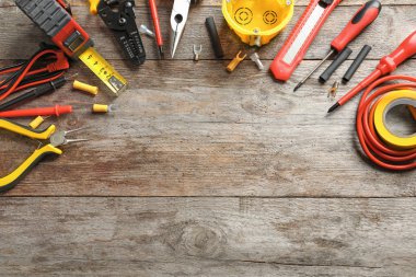 Ahşap arka plan üzerinde farklı elektrik araçları