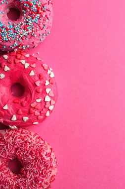 Renk arka plan üzerinde lezzetli pembe çörek