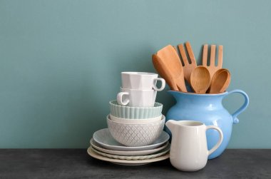 Mutfak eşyaları ve dishware masada yemek seti