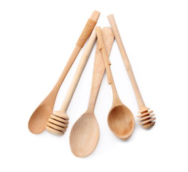 Beyaz arka planda ahşap mutfak aletleri